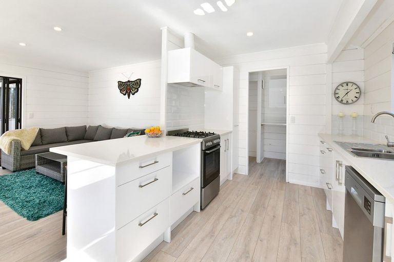 Photo of property in 30b Elliston Crescent, Stanmore Bay, Whangaparaoa, 0932