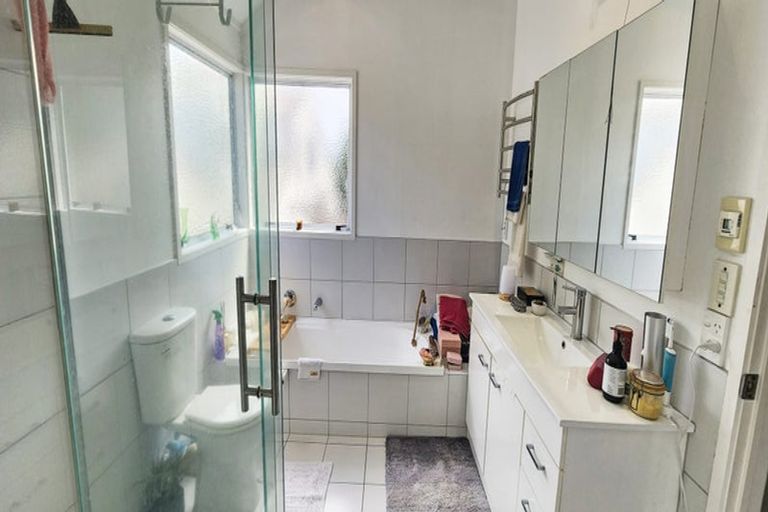 Photo of property in 2/3 Centorian Drive, Windsor Park, Auckland, 0632