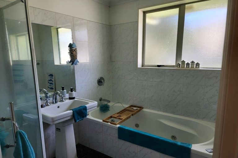 Photo of property in 16 Malin Place, Pinehill, Auckland, 0632