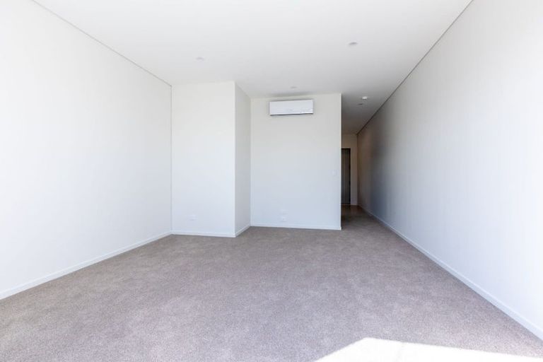 Photo of property in 5 Wharetana Crescent, New Lynn, Auckland, 0600