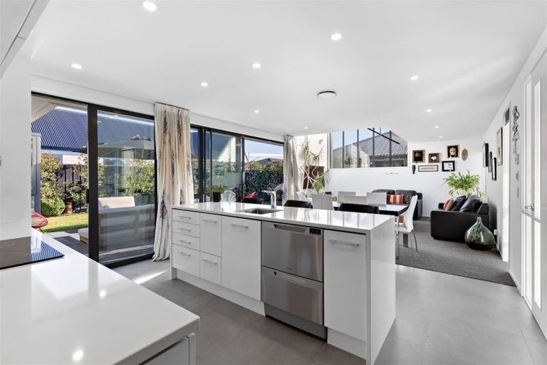 Photo of property in 27 Holiday Drive, Mairehau, Christchurch, 8052