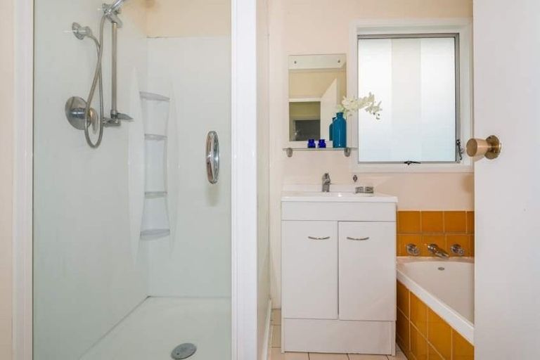 Photo of property in 5 Santiago Crescent, Unsworth Heights, Auckland, 0632