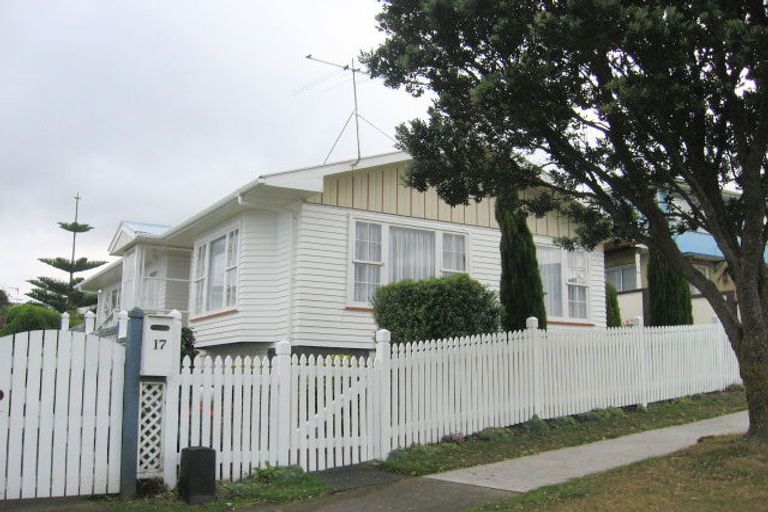 Photo of property in 21 Akaroa Drive, Maupuia, Wellington, 6022