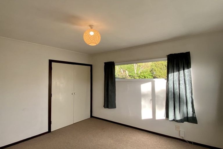 Photo of property in 2/15 Bloomsbury Grove, Newlands, Wellington, 6037