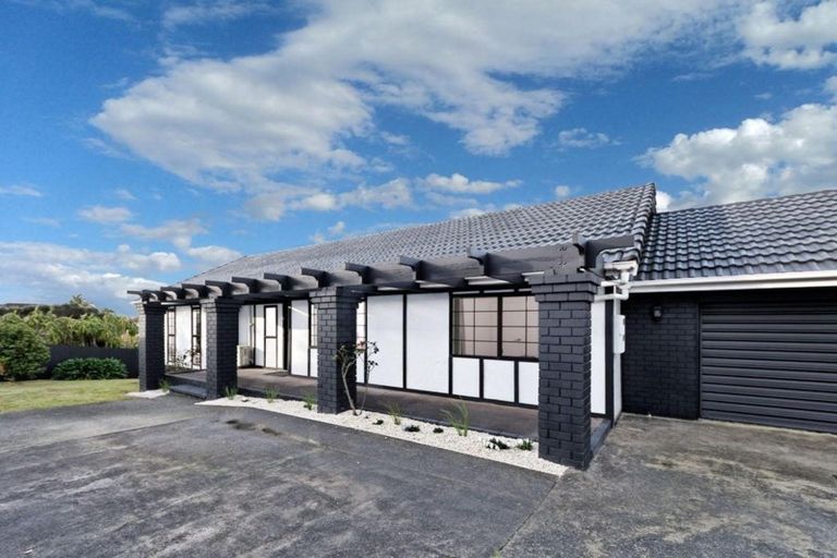 Photo of property in 2/7 Te Atatu Road, Te Atatu South, Auckland, 0610