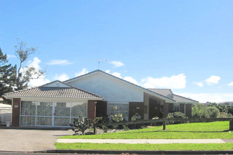 Photo of property in 22 Lochend Place, Highland Park, Auckland, 2010