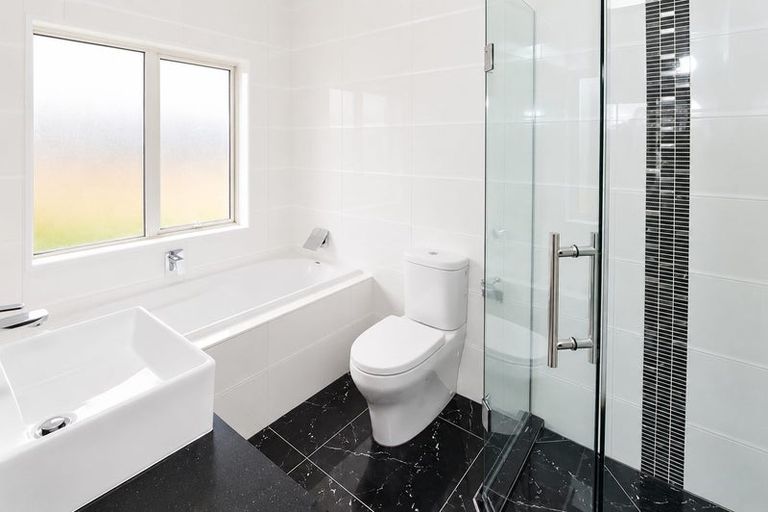 Photo of property in 68 Huntington Park Drive, Greenhithe, Auckland, 0632