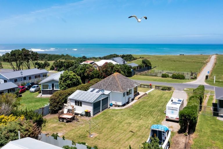 Photo of property in 19 Hector Place, Opunake, 4616