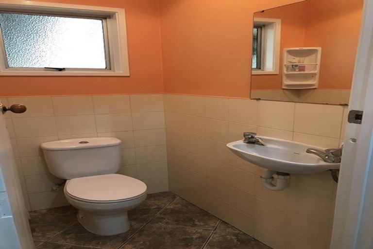 Photo of property in 37 Takapu Street, Henderson, Auckland, 0612