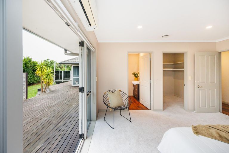 Photo of property in 27 Johnstone Drive, Fitzherbert, Palmerston North, 4410