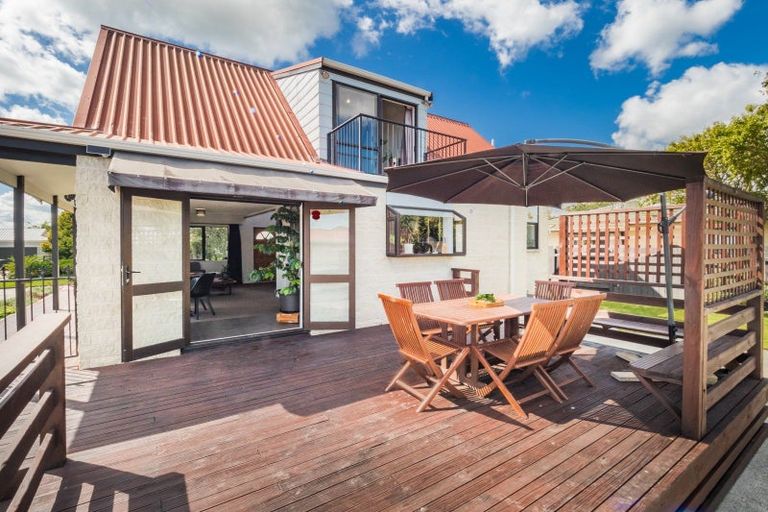 Photo of property in 32 Suzanne Grove, Kelvin Grove, Palmerston North, 4414