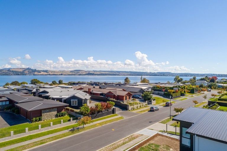 Photo of property in 12 Pukenamu Road, Rainbow Point, Taupo, 3330