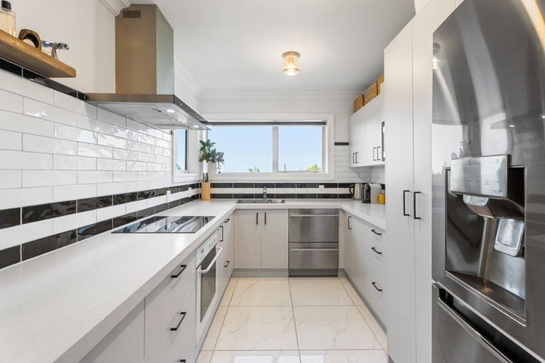 Photo of property in 2/52 Maxwelton Drive, Mairangi Bay, Auckland, 0630