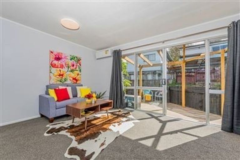 Photo of property in 1/26 Kemp Road, Massey, Auckland, 0614