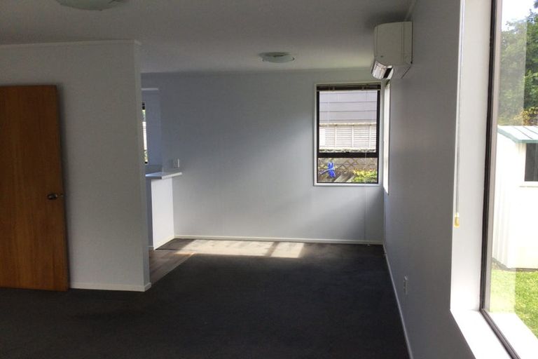 Photo of property in 1/7 Vardon Road, Green Bay, Auckland, 0604