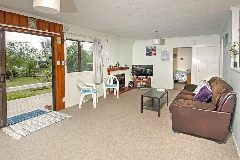 Photo of property in 21 Ranui Station Road, Ranui, Auckland, 0612