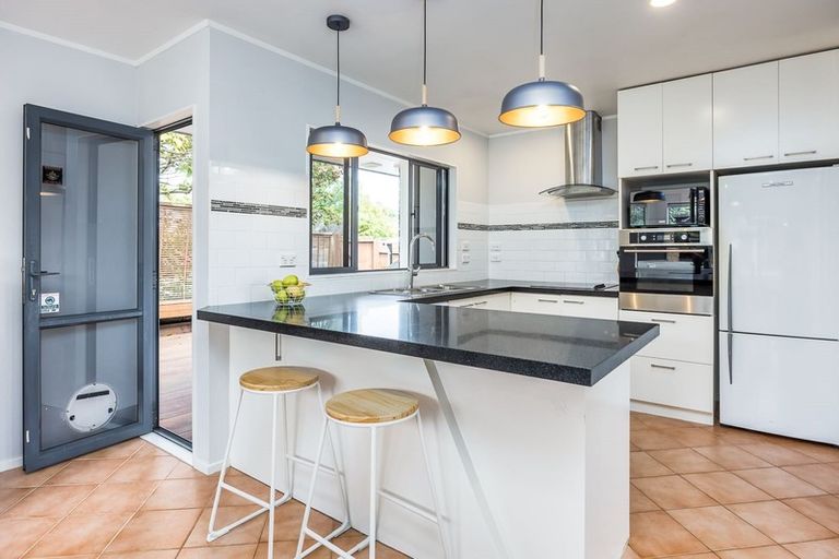 Photo of property in 2 Mizen Court, Torbay, Auckland, 0630