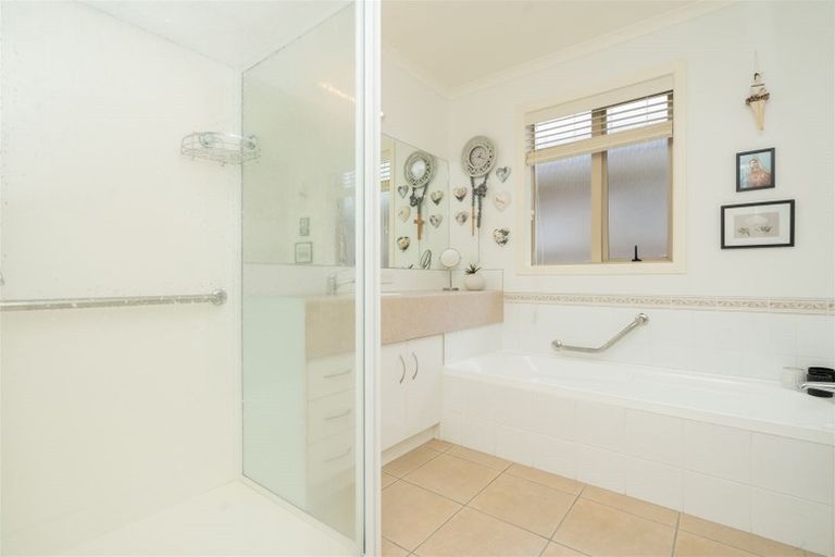 Photo of property in 15 Sovereign Isle Lane, Rototuna, Hamilton, 3210