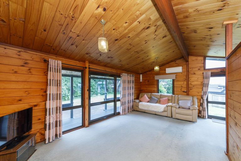 Photo of property in 12 Suzanne Grove, Kelvin Grove, Palmerston North, 4414