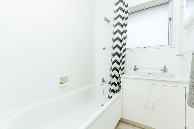 Photo of property in 1/15 Roberts Avenue, Bayswater, Auckland, 0622