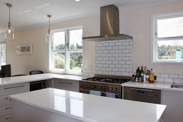 Photo of property in 56 Taipari Road, Te Atatu Peninsula, Auckland, 0610