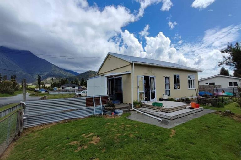 Photo of property in 2 Murray Street, Whataroa, 7886