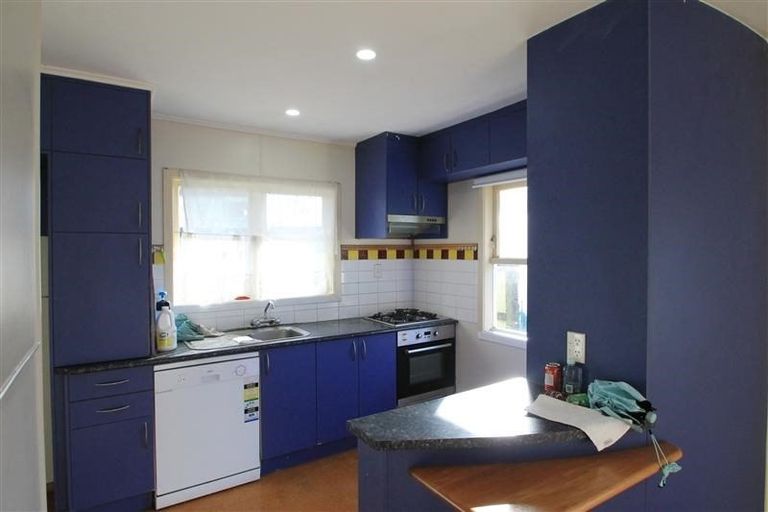 Photo of property in 13 Beach Road, Te Atatu Peninsula, Auckland, 0610