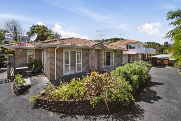 Photo of property in 8 Margaret Henry Crescent, Oteha, Auckland, 0632
