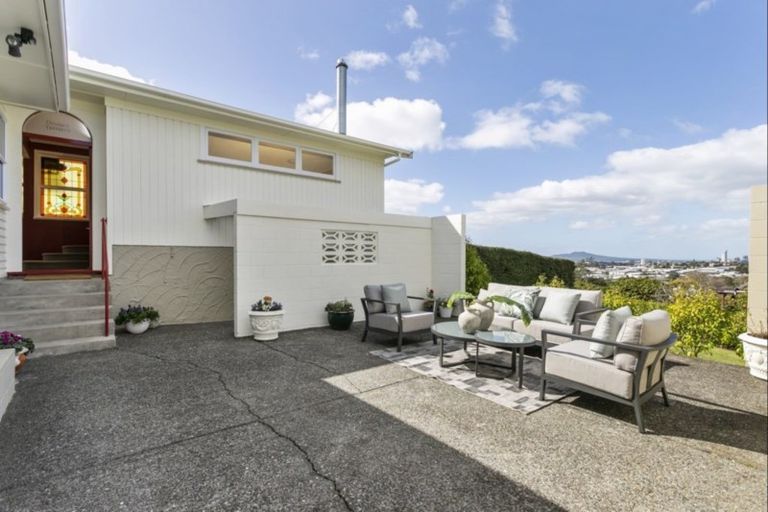 Photo of property in 12 Ross Avenue, Glenfield, Auckland, 0629