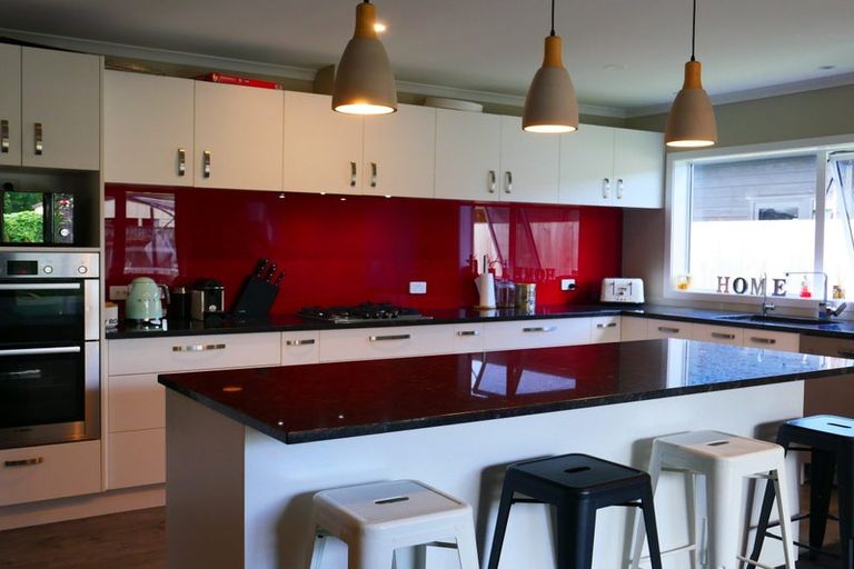 Photo of property in 37 Gallipoli Place, Paraparaumu, 5032