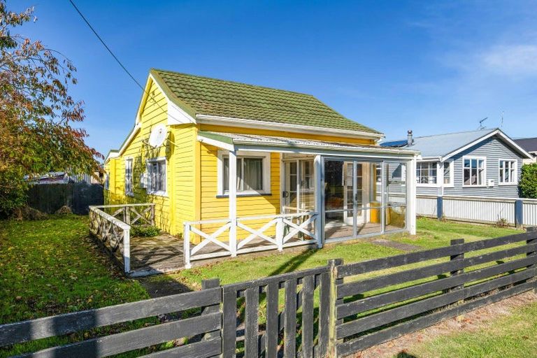 Photo of property in 82 Railway Street, Eltham, 4322