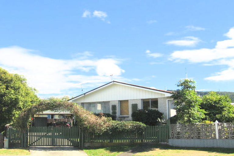 Photo of property in 5b Sequoia Place, Maoribank, Upper Hutt, 5018
