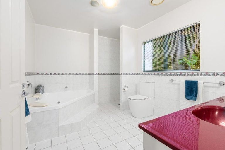 Photo of property in 2 Minchin Crescent, St Andrews, Hamilton, 3200