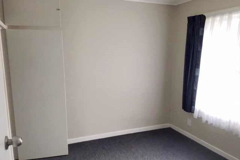 Photo of property in 2/116 Te Atatu Road, Te Atatu South, Auckland, 0610