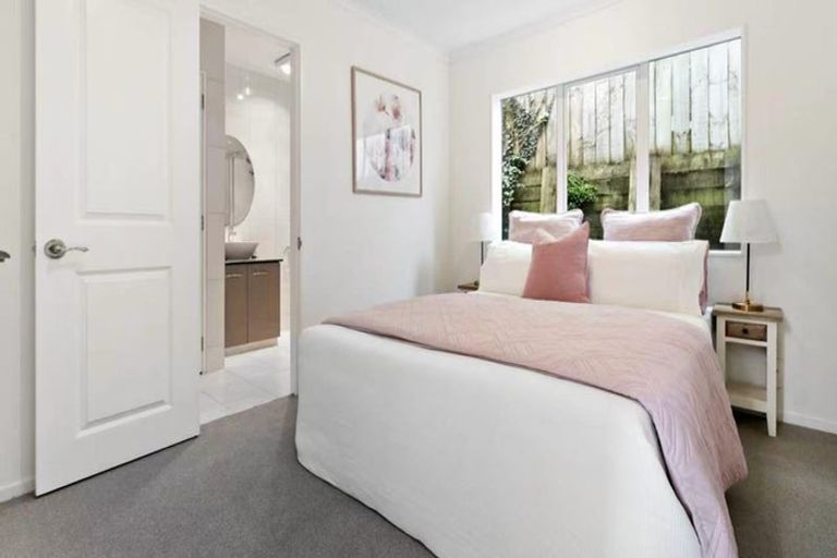 Photo of property in 11a Gerwyn Place, Pakuranga Heights, Auckland, 2010