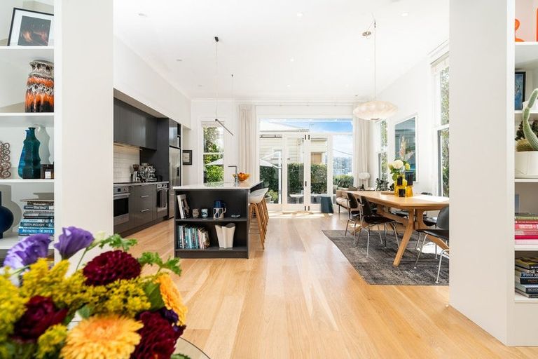 Photo of property in 18 Austin Street, Mount Victoria, Wellington, 6011