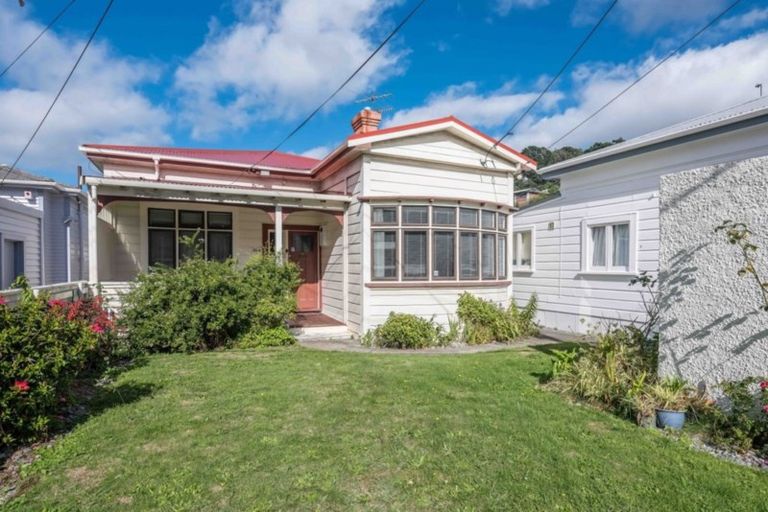 Photo of property in 104 Kilbirnie Crescent, Kilbirnie, Wellington, 6022