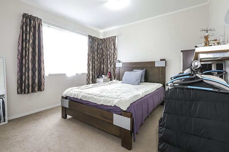 Photo of property in 1/12 Ballater Place, Highland Park, Auckland, 2010