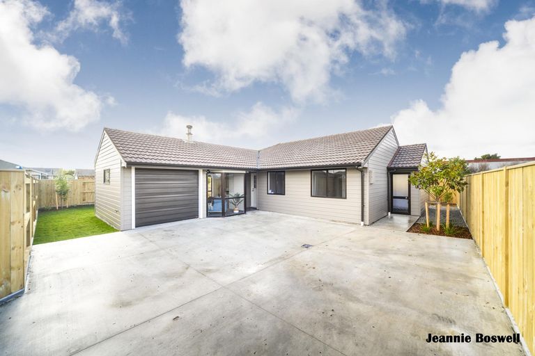 Photo of property in 4 Angelina Way, Kelvin Grove, Palmerston North, 4414