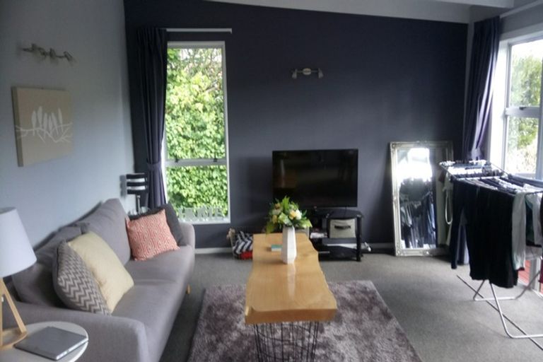 Photo of property in 5a Robert Street, Newlands, Wellington, 6037