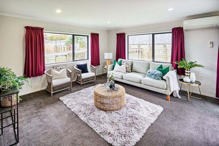 Photo of property in 70 Sunstone Crescent, Timberlea, Upper Hutt, 5018