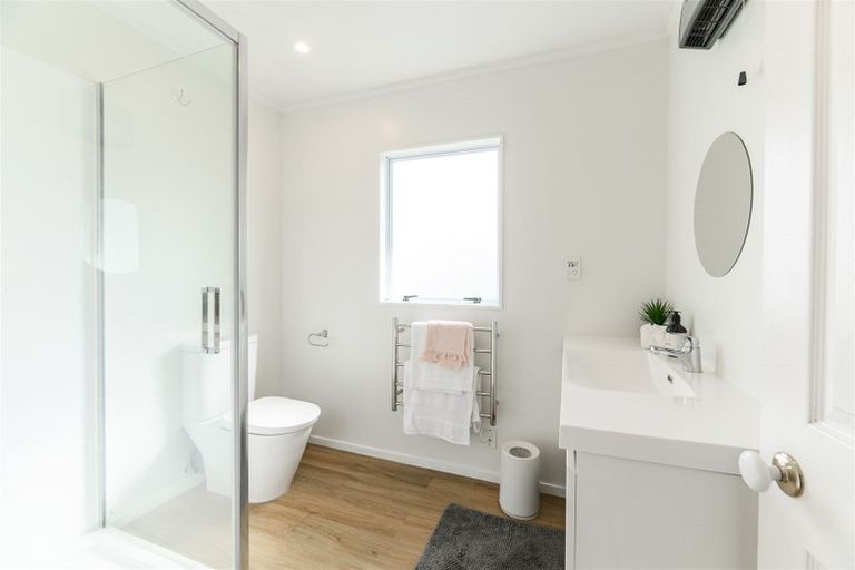 Photo of property in 1 Marguerita Place, West Harbour, Auckland, 0618