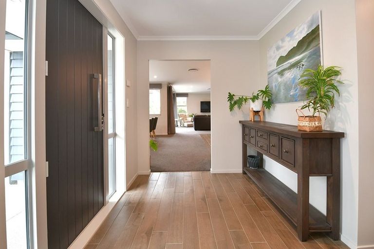 Photo of property in 25 Hobbs Road, Matakatia, Whangaparaoa, 0930