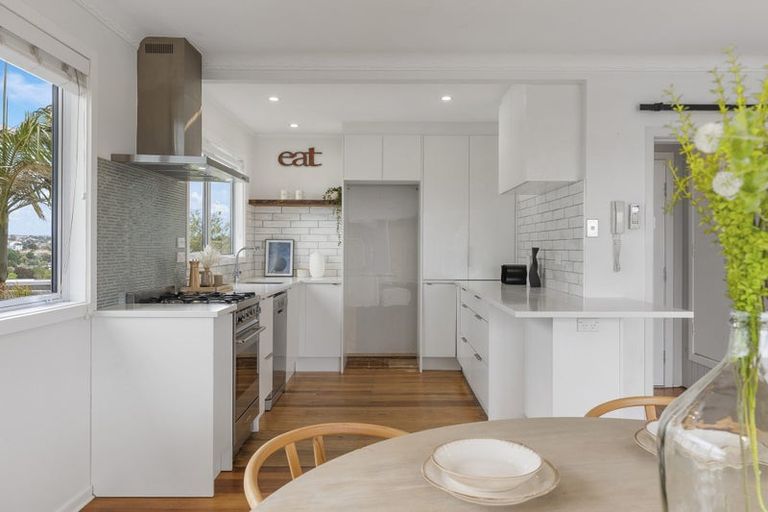 Photo of property in 2/104 Sylvan Avenue, Northcote, Auckland, 0627