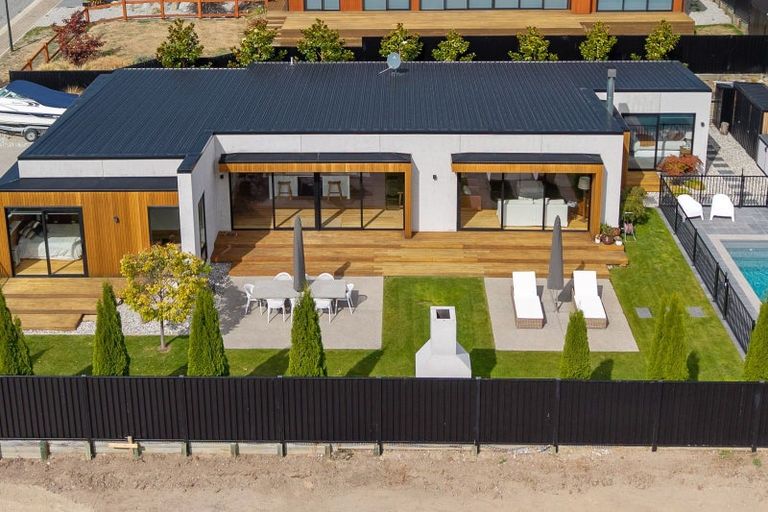 Photo of property in 16 Sapphire Spring Rise, Wanaka, 9305