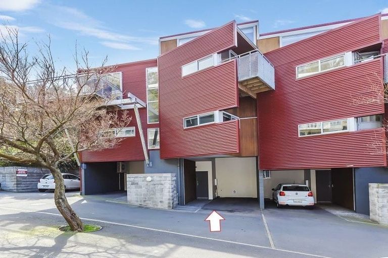 Photo of property in 2/2 Onslow Road, Khandallah, Wellington, 6035