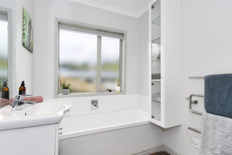 Photo of property in 15 Waikite Way, Welcome Bay, Tauranga, 3175