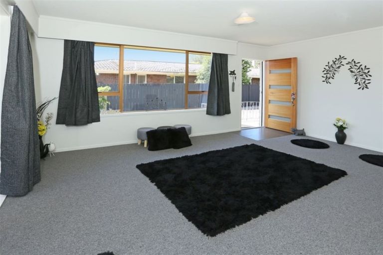 Photo of property in 2/201 Henderson Valley Road, Henderson, Auckland, 0612