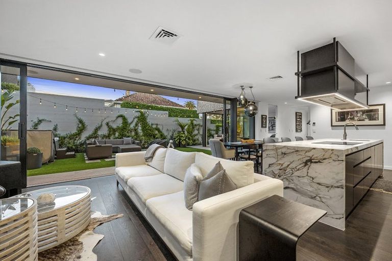 Photo of property in 222 Hurstmere Road, Takapuna, Auckland, 0622