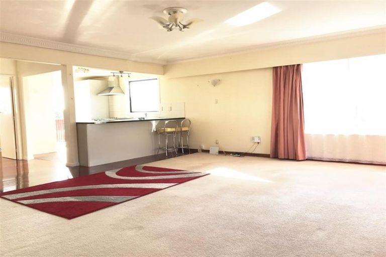 Photo of property in 2/71 Onewa Road, Northcote, Auckland, 0627